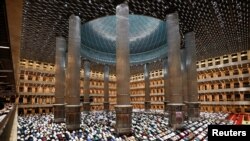 Indonesian Muslims attend the evening mass prayers called &quot;Tarawih&quot; on the first night of the holy fasting month of Ramadan, at the Grand mosque of Istiqlal in Jakarta.