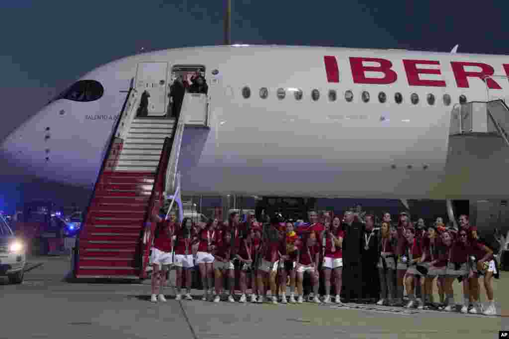 La selección española femenina de fútbol y campeona del mundo aterrizo este lunes a las pasadas las nueve de la noche en el aeropuerto internacional de Barajas en Madrid.&nbsp;