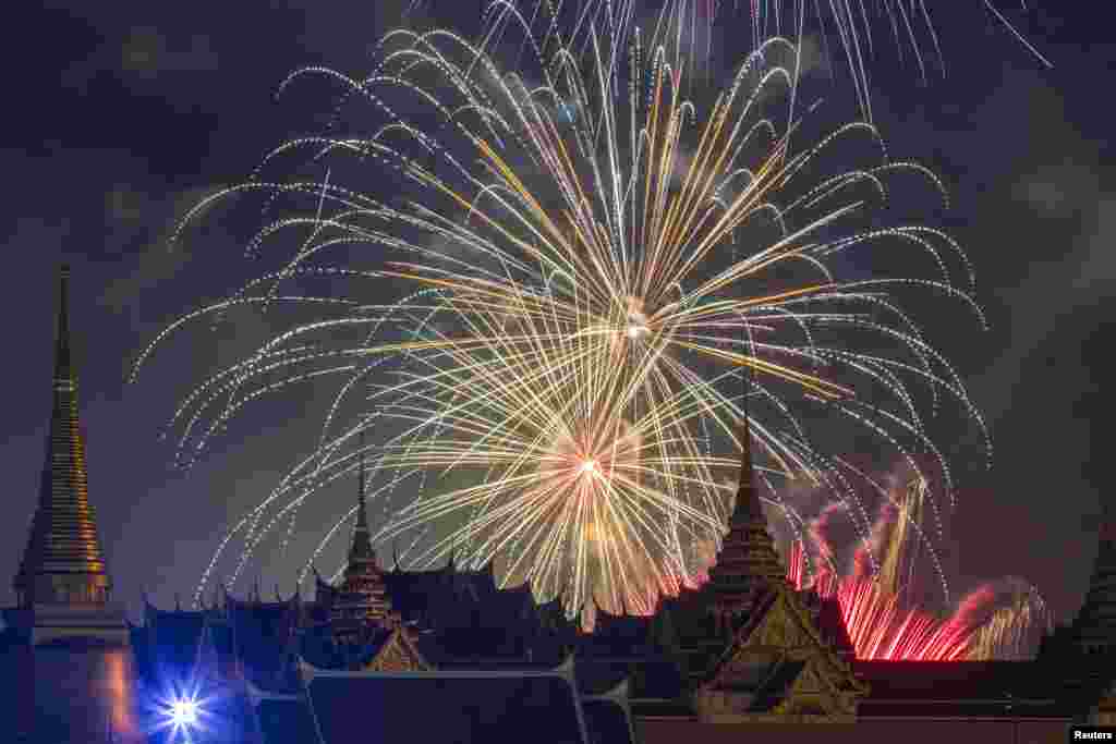 Fogos de artifício explodem sobre o Grande Palácio durante as celebrações do Ano Novo, em Banguecoque, Tailândia, a 1 de janeiro de 2024.