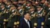 中国领导人习近平在国庆日之前向天安门广场人民纪念碑鲜花时走过中国军人的队伍。（2023年9月30日）