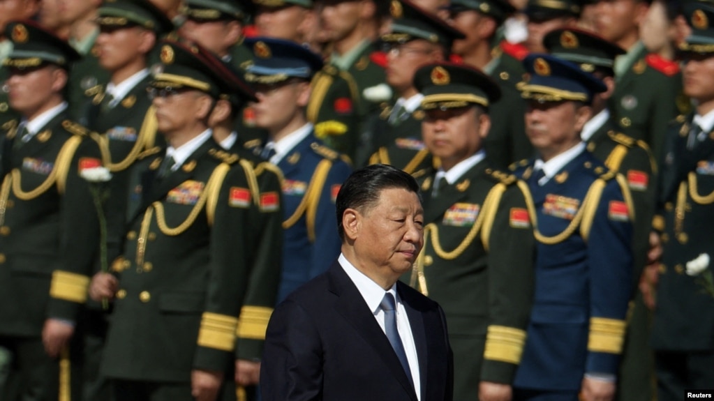中国领导人习近平在国庆日之前向天安门广场人民纪念碑鲜花时走过中国军人的队伍。（2023年9月30日）(photo:VOA)
