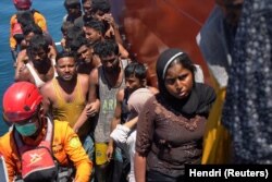 Pengungsi Rohingya diselamatkan dari perahu yang terbalik di perairan Aceh Barat, 21 Maret 2024. (Foto: REUTERS/Hendri)