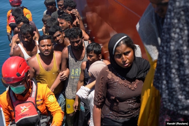 Pengungsi Rohingya diselamatkan dari perahu yang terbalik di perairan Aceh Barat, 21 Maret 2024. (Foto: REUTERS/Hendri)