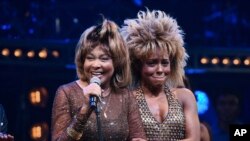 Këngëtarja Tina Turner duke folur në skenë krah aktores Adrienne Warren gjatë natës së parë të muzikalit " "Tina – The Tina Turner Musical", 7 nëntor 2019, Nju Jork.