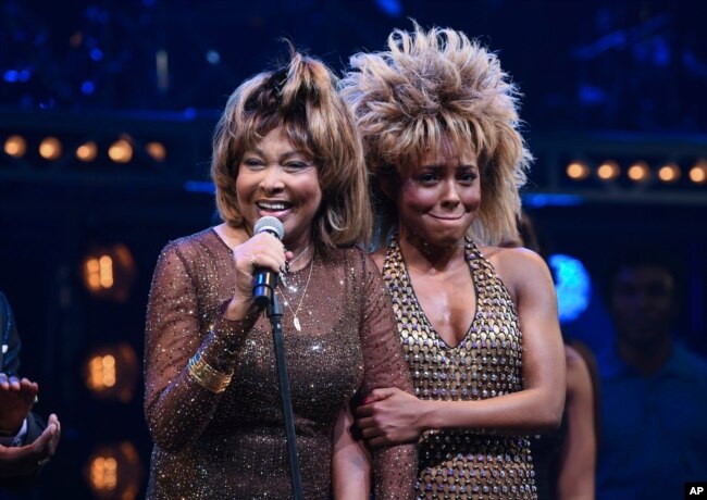 (ARŞİV) 7 Kasım 2019 - Tina Turner ve aktris Adrienne Warren New York'ta "Tina Turner Müzikali"nin açılış gecesinde birlikte sahne aldı.