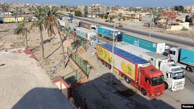 A view of trucks carrying humanitarian aid for Palestinians, as they wait for the re-opening of the Rafah border crossing to enter Gaza, in the city of Al-Arish, Egypt, October 16, 2023. (REUTERS/Stringer)