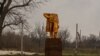 The statue of the Russian writer Maxim Gorky (1868 - 1936) was partially destroyed after a bomb fell at the square where it is located, in Chasiv Yar, Eastern Ukraine, on April 3, 2023. (Yan Boechat/VOA)
