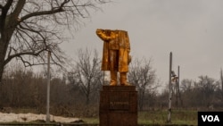 恰索夫亚尔市广场上被炸掉了头的俄罗斯作家高尔基的塑像残躯。(2023年4月3日，美国之音博夏特拍摄)