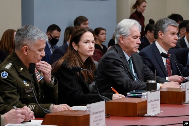 美國情報界領導人在國會參院情報委員會舉行的年度全球對美安全威脅的聽證會上。 （2023年3月9日）