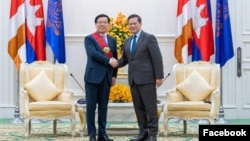 នាយករដ្ឋមន្ត្រីកម្ពុជាលោក ហ៊ុន ម៉ាណែត និងឯកអគ្គរដ្ឋទូតចិនប្រចាំកម្ពុជាលោក Wang Wentian ចាប់ដៃស្វាគមន៍គ្នាក្នុងជំនួបមួយ នៅរាជធានីភ្នំពេញ ថ្ងៃទី២៨ ខែឧសភា ឆ្នាំ២០២៤។ (Facebook / Samdech Thipadei Hun Manet, Prime Minister of Cambodia)