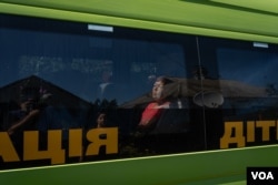 居民丽迪娅坐在巴士内，等待撤离库皮扬斯克。(2023年8月19日，美国之音博夏特拍摄)
