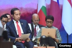 Menteri Luar Negeri Retno LP Marsudi (kanan) mendampingi Presiden Joko Widodo pada sesi retreat di KTT ASEAN ke-43 di Jakarta, 5 September 2023. (Biro Setpres RI)