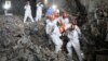 资料照片: 2022年5月5日救援人员从长沙市一栋倒塌的六层建筑中抬出一名幸存者