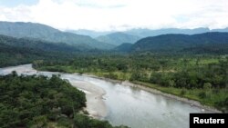 Foto de archivo: Indígenas ecuatorianos patrullan el río Aguarico para bloquear la minería amazónica