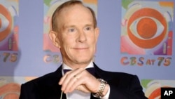 FILE - Tom Smothers does yo-yo tricks during arrivals at CBS's 75th anniversary celebration Nov. 2, 2003, in New York. 