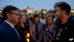 Ketua DPR AS Mike Johnson (kiri) berbicara dengan kerabat dari para sandera Hamas dalam aksi solidaritas Kongres AS terhadap para sandera di Washington, pada 7 November 2023. (Foto: AP/Alex Brandon)