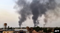 Asap mengepul di atas gedung-gedung di Khartoum pada 24 Mei 2023. Pertempuran mereda tetapi tidak berhenti di Sudan pada 24 Mei. (Foto: AFP)