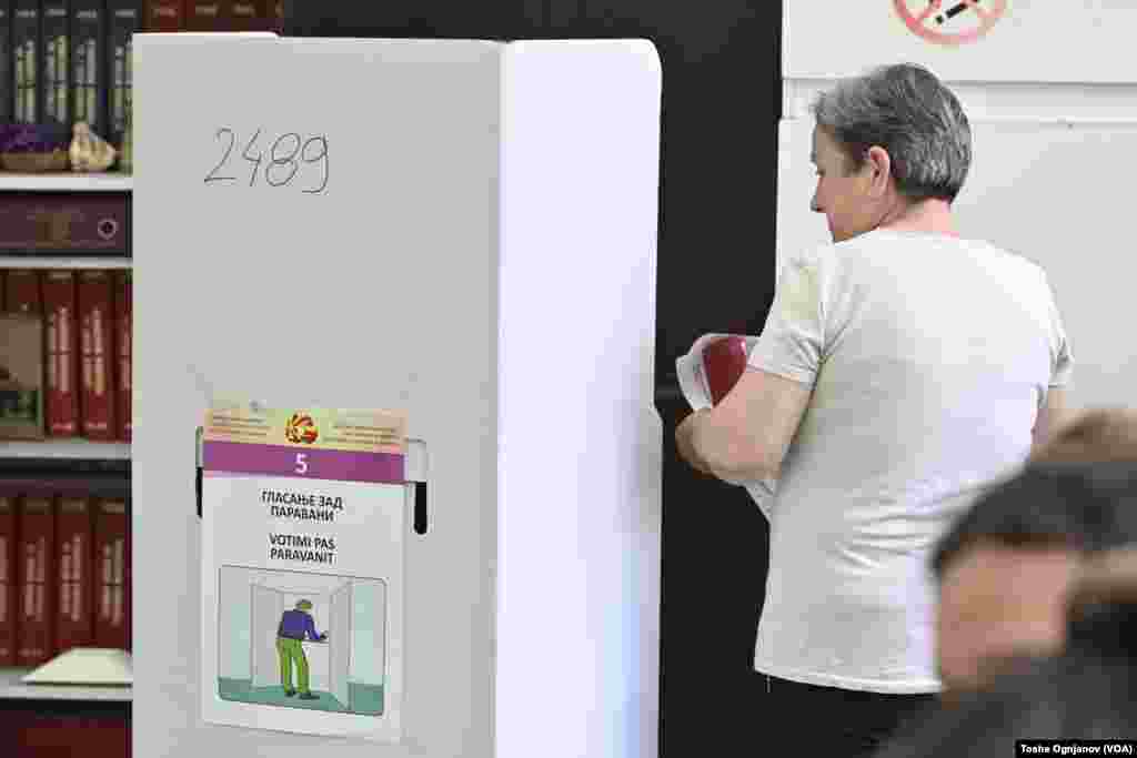 Македонските граѓани излегоа на гласање, на располагање имаат две гласачки кутии: За претседател и за пратеници во Македонското собрание.