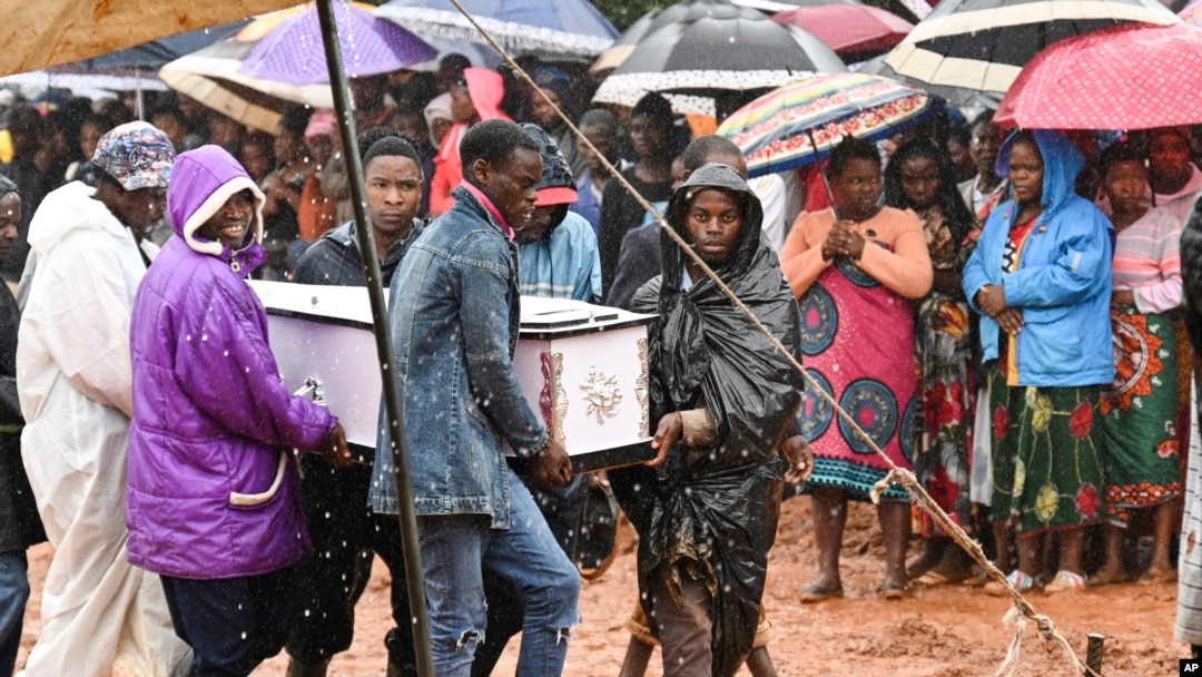 Bamwe mu banyagihugu bariko bashingura abahitanywe na Serwakira Freddy