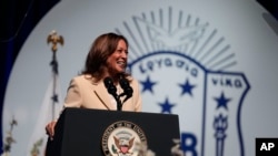 Wakil Presiden AS Kamala Harris berbicara dalam acara perkumpulan mahasiswa Zeta Phi Beta di Indianapolis, pada 24 Juli 2024. (Foto: AP/Darron Cummings) 