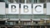 ARCHIVO: Logo de la BBC en el exterior de la sede de la institución, en Londres, el 19 de julio de 2017. 