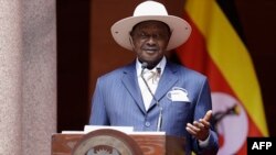 Rais wa Uganda Yoweri Museveni akizungumza na waandishi wa habari huko Pretoria, tarehe 28 Februari 2023. Picha na GUILLEM SARTORIO / AFP.