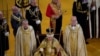 El rey Carlos III recibe la corona de San Eduardo durante su ceremonia de coronación en la Abadía de Westminster, en Londres, este sábado.