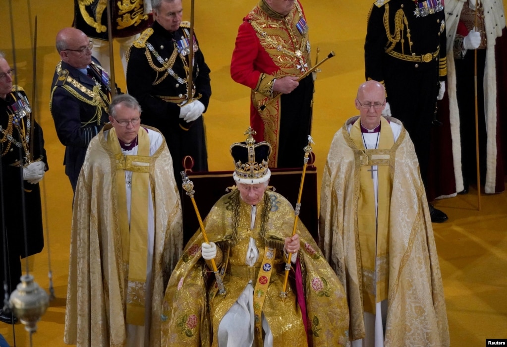 El rey Carlos III recibe la corona de San Eduardo durante su ceremonia de coronación en la Abadía de Westminster, en Londres, este sábado.