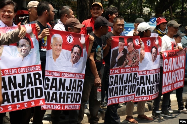 Ratusan pendukung calon presiden Ganjar Pranowo dan Calon Wakil Presiden Mahfud MD melakukan aksi dukungan di depan Kantor Pusat PDIP pada Rabu (18/10) di Jakarta. (VOA/Indra Yoga)