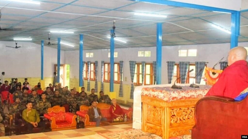印度士兵在阿鲁纳恰尔邦达洪喜马拉雅文化研究中心接受一位佛教僧侣的课程 （美国之音 贾尚杰）(photo:VOA)