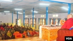 印度士兵在阿鲁纳恰尔邦达洪喜马拉雅文化研究中心接受一位佛教僧侣的课程 （美国之音 贾尚杰）