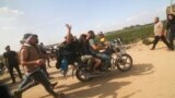 فلسطینی 7عسکریت پسند سات اکتوبر 2023 کو میں جنوبی اسرائیل سے ایک مغوی اسرائیلی شہری نوا ارگمانی کو موٹر سائیکل پر غزہ کی پٹی لے جا رہے ہیں۔