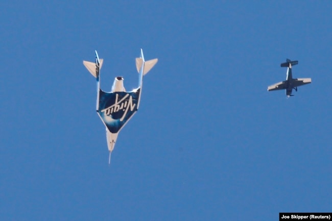 Virgin Galactic's passenger rocket plane VSS Unity, carrying billionaire entrepreneur Richard Branson and his crew, descends after reaching the edge of space above Spaceport America near Truth or Consequences, New Mexico, U.S., July 11, 2021. (REUTERS/Joe Skipper)