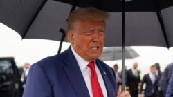 El expresidente Donald Trump habla antes de abordar su avión en el Aeropuerto Nacional Ronald Reagan de Washington, el jueves 3 de agosto de 2023 en Arlington, Virginia. (Foto AP/Alex Brandon)