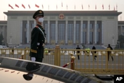 一名中国武警士兵在正在召开全国人大会议的北京人大会堂前站岗。（2023年3月7日）