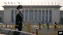 资料照：一名中国武警士兵在正在召开全国人大会议的北京人大会堂前站岗。（2023年3月7日）
