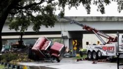 Sebuah truk derek tampak menarik truk yang terbalik di Tampa, Floridam, setelah badai Debby menerjang wilayah tersebut, pada 5 Agustus 2024. (Foto: Reuters/Octavio Jones)