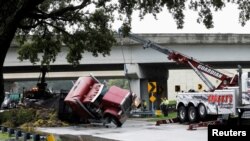 Sebuah truk derek tampak menarik truk yang terbalik di Tampa, Floridam, setelah badai Debby menerjang wilayah tersebut, pada 5 Agustus 2024. (Foto: Reuters/Octavio Jones)