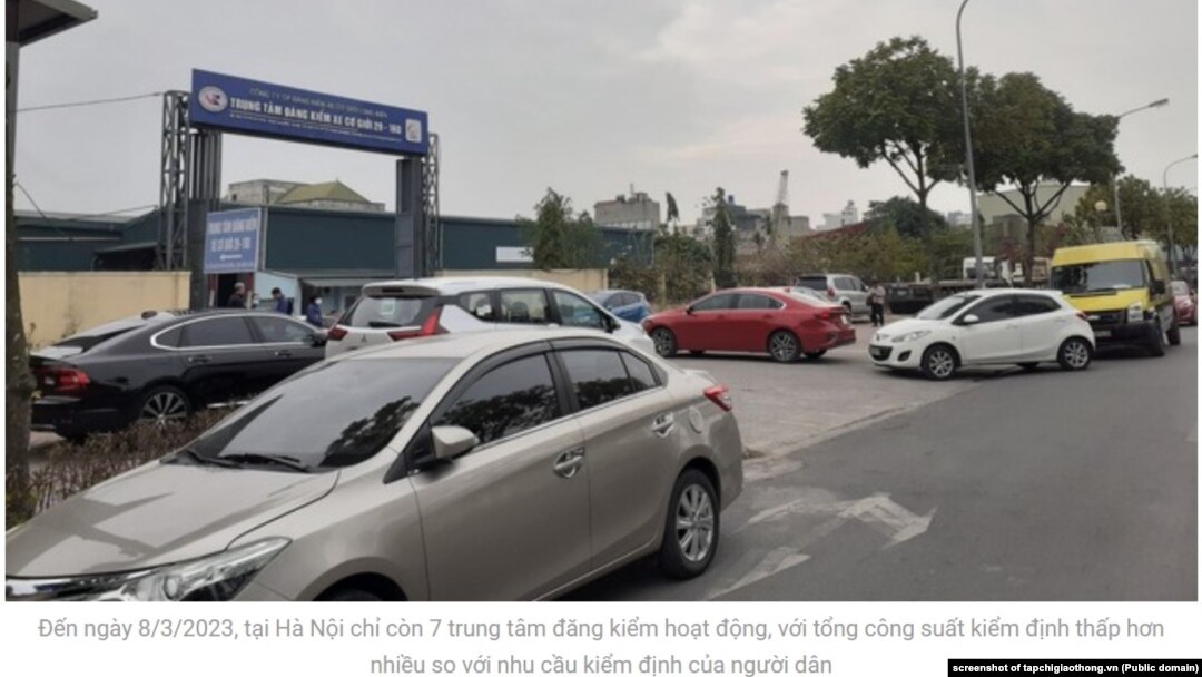 Xe cộ xếp hàng dài chờ đăng kiểm ở Hà Nội, 8/3/2023.