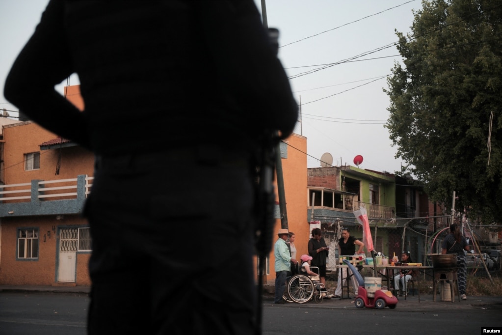 Fuerzas de seguridad resguardan casillas electorales, en Morelia, Mexico.&nbsp;