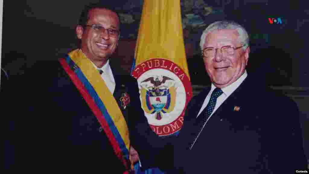 Luis Antonio Cuéllar también fue representante de la Cámara. En la foto aparece junto al presidente de la Cámara de Representantes de Colombia en 2005.
