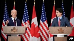 Prezidan Joe Biden pale pandan yon konferans pou lapres ak Premye Minis Kanadyen Justin Trudeau nan Ottawa, Kanada, 24 Mas, 2023. 
