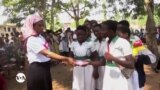 Professora distribui pensos higiénicos reutilizáveis nas escolas do Gana