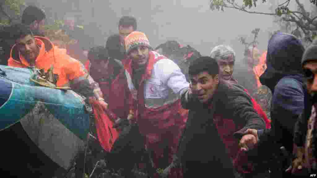 Los rescatistas recuperan cuerpos en el lugar del accidente de un helicóptero que transportaba al presidente de Irán, su ministro de Relaciones Exteriores y otras personas en una zona montañosa cubierta de niebla de Varzaghan, en el noroeste de Irán, el 20 de mayo de 2024.