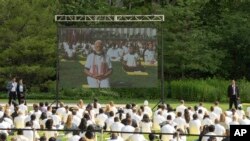 Perdana Menteri India Narendra Modi muncul di layar pada peringatan Hari Yoga Internasional di markas besar Perserikatan Bangsa-Bangsa (PBB) di New York, Rabu, 21 Juni 2023. (AP/Jeenah Moon)