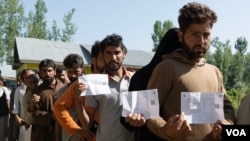 A large number of youth come out to cast votes in the Baramulla district of Kashmir during the Indian general elections on May 20, 2024. Many youth were supporting jailed candidate Sheikh Abdul Rashid, popularly known as Engineer Rashid. (Wasim Nabi/VOA)