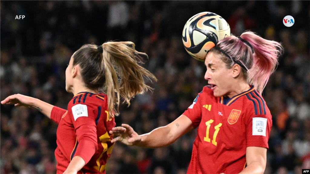 La centrocampista española #11, Alexia Putellas, cabecea el balón y pasa a su compañera de equipo, la defensora #19, Olga Carmona, durante el partido de fútbol final de la Copa Mundial Femenina de Australia y Nueva Zelanda 2023.
