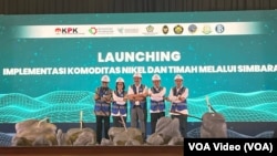 Menteri Keuangan Sri Mulyani Indrawati dan Menko Marves Luhut Binsar Pandjaitan beserta menteri dan pejabat lembaga lainnya secara resmi meluncurkan Simbara untuk komoditas Nikel dan Timah di Jakarta, Senin (22/7). (Ghita/VOA)