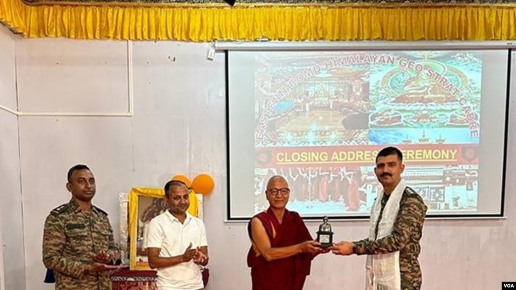 印度阿鲁纳恰尔邦达洪喜马拉雅文化研究中心，一位佛教僧侣在上完课后，向一名印度军官赠送纪念品 （美国之音 贾尚杰）(photo:VOA)