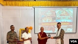 印度阿鲁纳恰尔邦达洪喜马拉雅文化研究中心，一位佛教僧侣在上完课后，向一名印度军官赠送纪念品 （美国之音 贾尚杰）